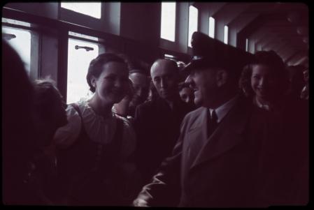 Adolf Hitler conversa com várias jovens mulheres num passeio pelo navio de cruzeiro alemão Robert Ley, em homenagem a um nazi proeminente e chefe da Frente de Trabalho, na sua viagem inaugural.