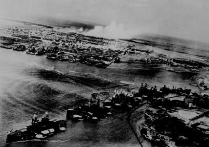 Fotografia japonesa capturada tirada durante o ataque a Pearl Harbor. Ao fundo, o fumo em cima de Hickam Field.