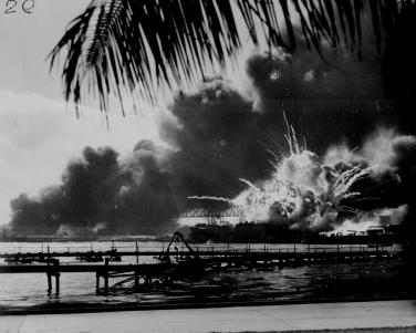 USS Shaw explodindo durante o ataque japonês a Pearl Harbor.
