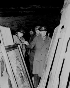 General Dwight D. Eisenhower, comandante supremo aliado, acompanhado pelo general Omar N. Bradley, e o tenente-general George S. Patton, Jr., inspeciona tesouros de arte roubada pelos alemães e escondidos na mina de sal na Alemanha.