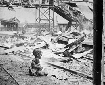 Este bebé aterrorizado foi um dos únicos seres humanos deixados vivos na Estação Sul de Xangai após o brutal bombardeamento japonês.