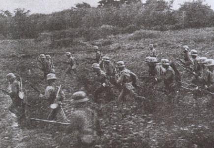 Tropas chinesas fazendo uma carga em Luodian, uma cidade suburbana de Xangai.