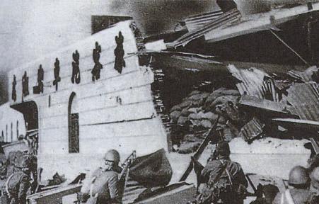 Tropas japonesas a chegar à Estação do Norte destruída no centro de Xangai.