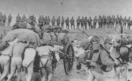 Tropas japonesas a desembarcar em Jinshanwei na costa da baía de Hangzhou, perto de Xangai.