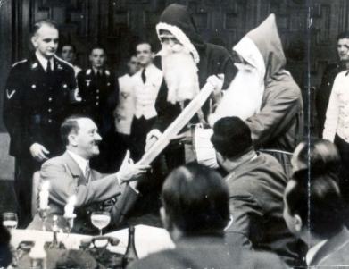Fuhrer recebe um presente de dois Pais Natal enquanto participava numa festa de Natal dada pelo Chefe da Chancelaria.
