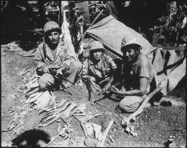 Índios Navajo de comunicação desembarcaram com as primeiras ondas de assalto de Fuzileiros navais de desembarcadas na praia de Saipan.